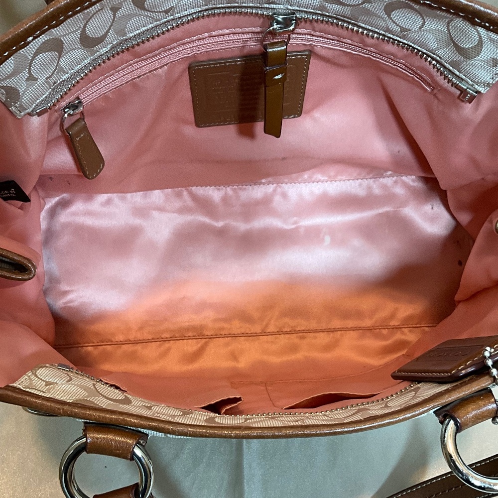 Coach shoulder bag with signature print.  Zipper closure.   14-H4Ba - Picture 9 of 9